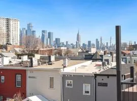 NYC Skyline Views • Near Times Sq • Rooftop Deck
