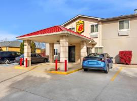 Super 8 by Wyndham Bloomington University Area，位于布卢明顿的酒店