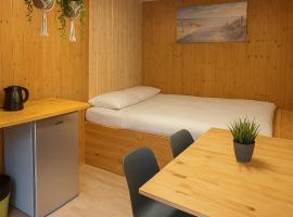 Feriensiedlung Schwalbennest - Standard Bungalow am Strand，位于德兰斯克的酒店