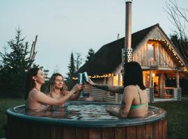 Romantic stay at loghouse VäikeTeeMaja，位于Üksnurme的酒店