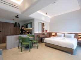 CENTRO Suites，位于卡拉马塔的带停车场的酒店