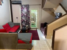 Cozy Mini Villa with a backyard，位于十月六日城的木屋