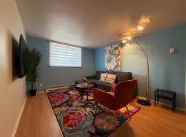 Free Parking! Fast Wifi! Comfortable 3BR Apt for Montreal Explorers & Adventure!