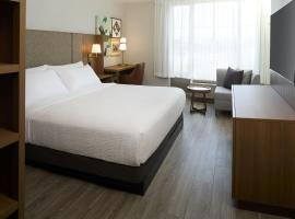 Holiday Inn & Suites Montreal Airport by IHG，位于多瓦尔的酒店