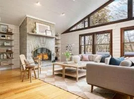 Half Moon by AvantStay 4BR Cabin w Large Deck Yard w Patio Outdoor Dining