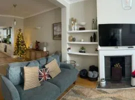STYLISH 3 BED COTTAGE, WALK 2 ALL SIGHTS & HIGH ST