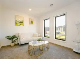 Open Plan Comfort Sunny Living BBQ in Backyard