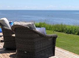 PEI Ocean Front Beach House，位于OʼLeary的酒店