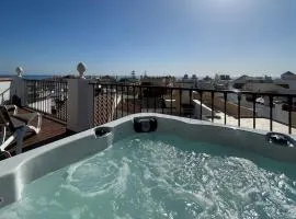 Luxury Apartment with Private Rooftop & Jacuzzi
