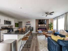 Modern Luxe 3B2B - Hot Tub - Game Room - EV Charger - Walk to Downtown LS，位于利斯萨米特的酒店