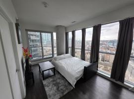 Heart of Toronto 1 Bedroom, 1 Bathroom, 1 free parking，位于多伦多的酒店