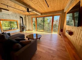 TATEYA VACATION Cozy Spacious Suite by the creek Near Hot Springs，位于秋留野的酒店
