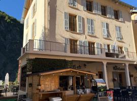 Le Touring Hôtel restaurant，位于La Celle-sous-Gouzon的酒店