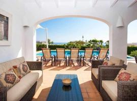 Villa Bini Oran- Gran piscina, vistas al mar，位于比尼贝卡的酒店