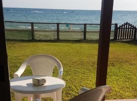 Panorama Beach House, 5 meters to the sea，位于皮尔瓦利亚的酒店