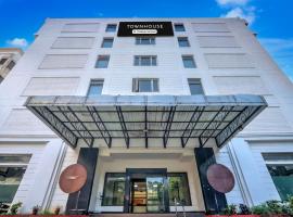 Super Townhouse Kakinada Nagamalli Thota Junction，位于卡基纳达的酒店