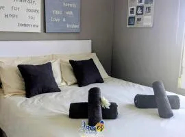 Sunny 2 Bedroom Apartment with Rooftop Solarium and Golf Views VM84