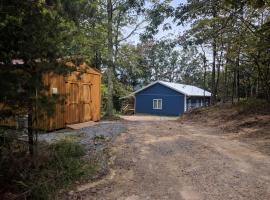 Camp Carter Bunkhouse，位于Mathias的酒店