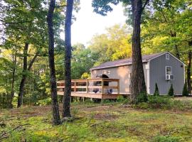 Camp Carter Tiny House，位于Mathias的酒店