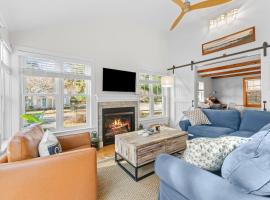 Coastal comfort near beaches and walking distance to Harwich Port!，位于哈威奇的乡村别墅