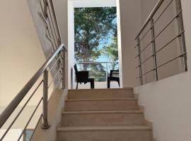 Blue Pines Villa，位于伏罗拉的酒店