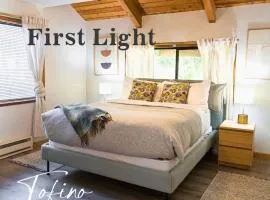 First Light - Vintage waterfront with hot tub - One Bedroom