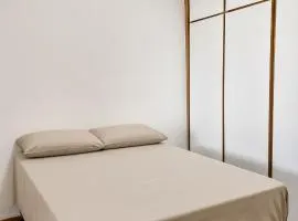 Studio Privativo 3 min Centro para 4 pessoas com 2 quartos ar condicionado