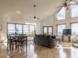 Fall Colors Getaway Walk to Downtown & Ferry，位于圣伊尼亚斯的酒店