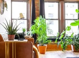 Casa On High by Jungle House Right on High Street Downtown & Short North Near Nationwide Arena OSU & Convention Center Free Parking