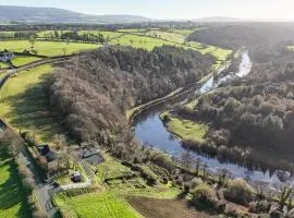 2-Bedroom Riverside Retreat - Spectacular Views