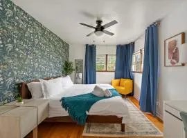 Executive Retreat - 2 Parking Spaces, Sleeps 4!