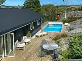 Seaside House With Pool Near Hällevikstrand