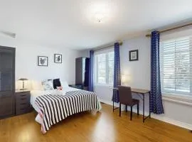 Cozy Queen room with Shared Bath near Seneca Finch 404