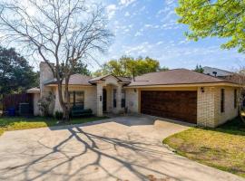 The Corniest Property in Texas ♥ 4 BR ♥ 1/4 Acre ♥，位于Helotes的酒店