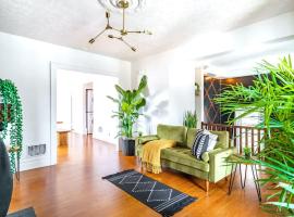 Bamboo Bungalow by Jungle House Near Convention Center OSU & Nationwide Arena Walk to High Street Downtown & Short North 5 800 Reviews Private Parking，位于哥伦布的简易别墅