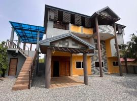 Private Home with Access to Beach Front -Krokrobite，位于Kokrobite的酒店