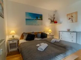 Schoenes 1 Zimmer - Sauna - Schwimmbad - Free Parking