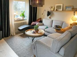 Gorgeous Home In &Ouml;rebro With Sauna，位于厄勒布鲁的带泳池的酒店