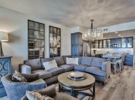 Beachfront Two-Bedroom Condo With Panoramic Gulf Views，位于德斯坦的酒店