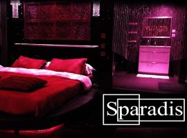 Love room Sparadis Laval 53 Studio avec jacuzzi privatif，位于拉瓦勒的酒店