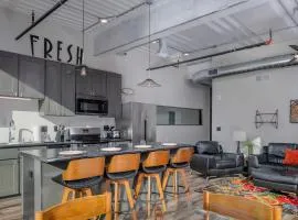 Penthouse City Overlook 2BR Apartment - free parking