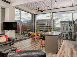 Penthouse City Overlook 2BR Apartment - free parking
