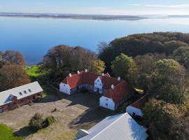 Apartment in family-owned, historic Manor，位于蒂霍尔姆的酒店