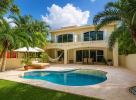 7BR Private Jacuzzi & Pool Villa Sleeps 16 Walk to Beach Lagoon and Golf，位于阿文图拉斯港的酒店