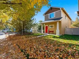 Cozy Boise Getaway walk to Stadium Fireplace Garage