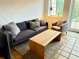 88 m2 townhouse, free parking in the heart of Odense，位于欧登塞的酒店