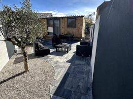 Tiny house 3 à 4 personnes，位于Saint-Loup-Nantouard的酒店