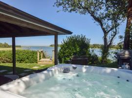 Seaside Retreat w Private Beach Landing，位于伊斯特姆的酒店