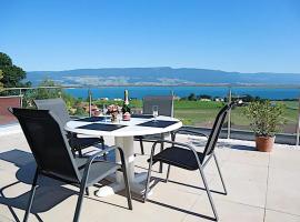 Chalet with Stunning Lake and Mountain Views avec une vue à couper le souffle, une spacieuse terrasse et jardin，位于Châtillon的酒店