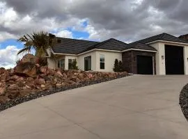 2BR Red Rock Retreat | Near Zion + Sand Hollow